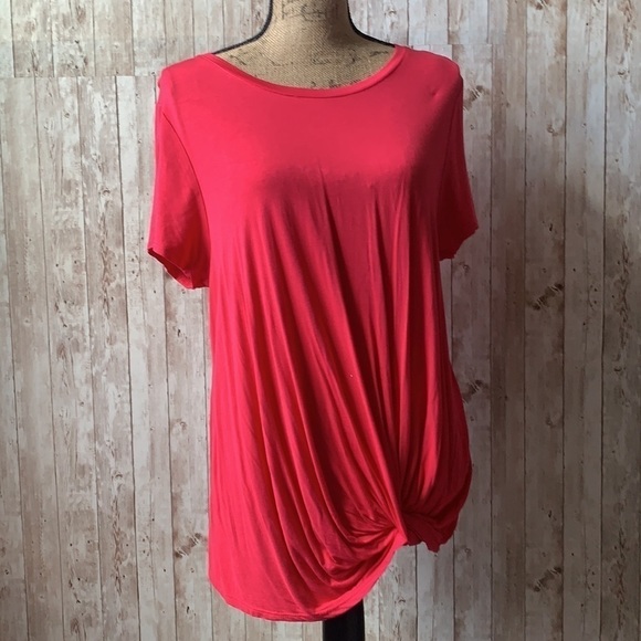 Leo & Nicole Tops - LEO & nicole pink twist bottom shirt
